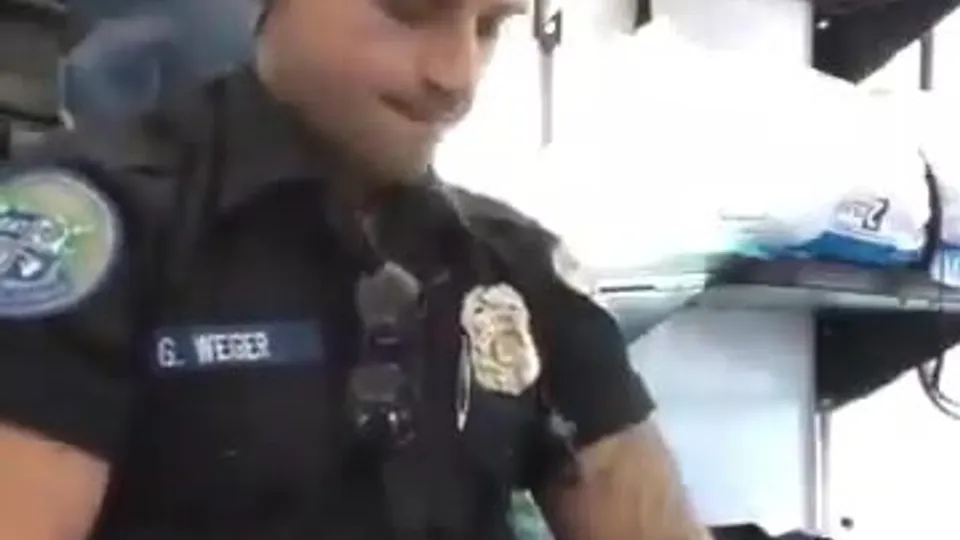 *OFFICER* Strokes in this chair on the clock - ThisVid.com 中文