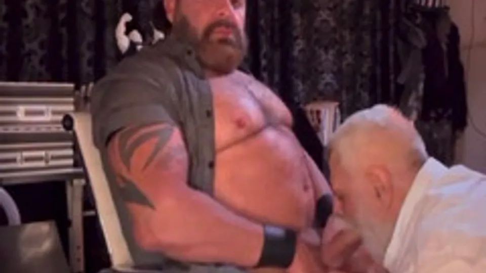 Old white grampa chows down on beefy dad's bwc - ThisVid.com