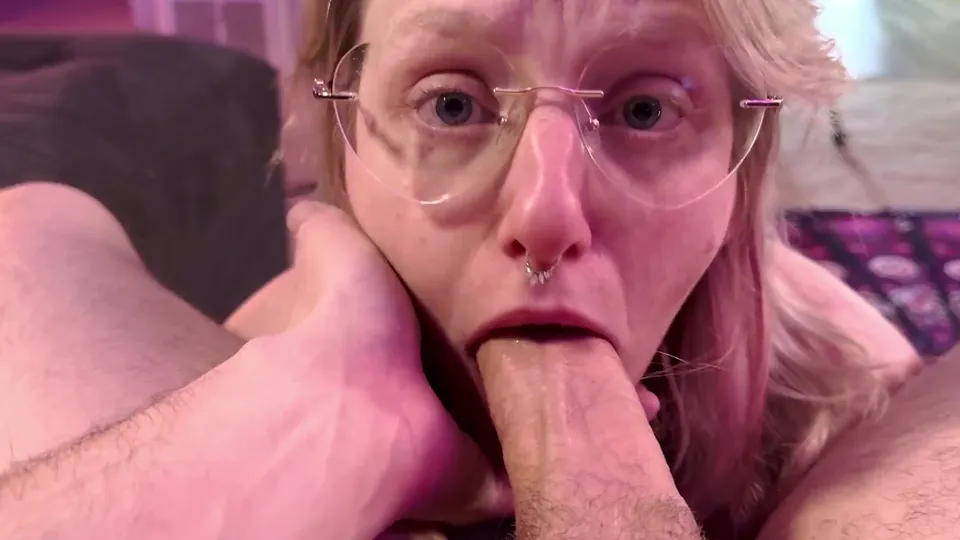 Oldest-looking stepdaughter in the world deepthroats fat dick