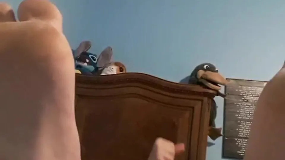 Oliver cums while showing big feet