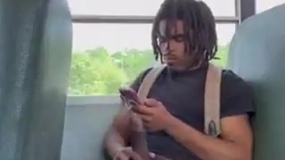 On the bus - video 3 - ThisVid.com