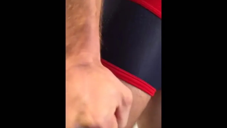 อดัม คูซินส์' การเสียวตัวแบบอันตรง