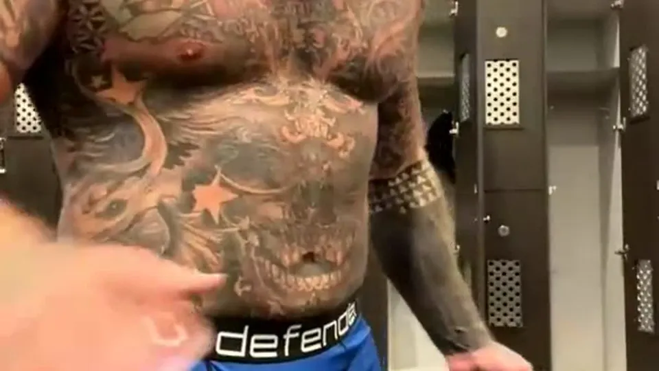 "Tattooierte Amateurin live & heiß"