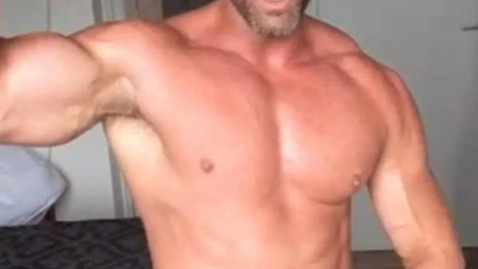 Masturbación gay en solitario de tipo musculoso
