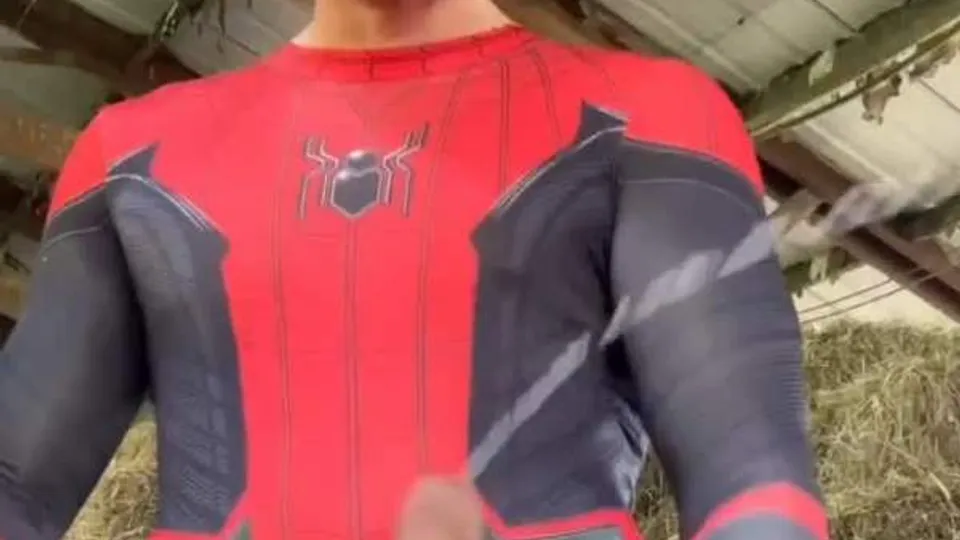 Spider-Man Cosplay Solo Jerk Off