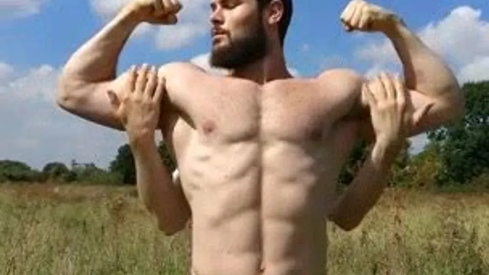 Outdoors flexing  - ThisVid.com