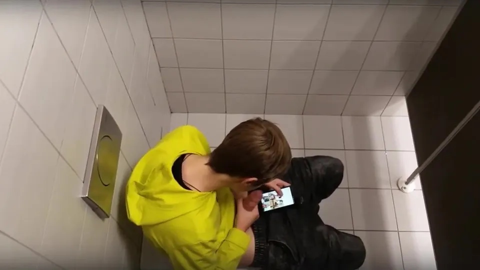 Overstall spy on young wanker - ThisVid.com