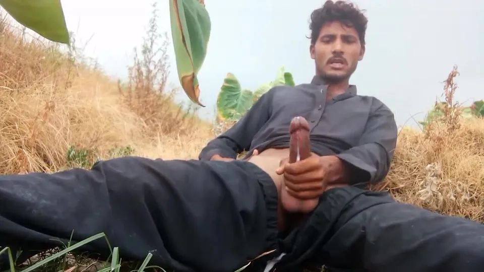 Un Pakistanais se masturbe en plein air