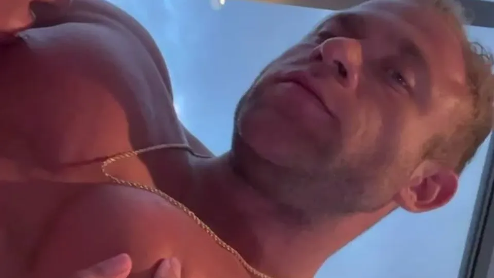 Part 1 Bodybuilder get nipple worship by trans - ThisVid.com