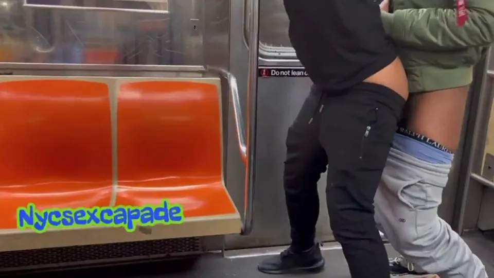 Sexo en grupo en el tren