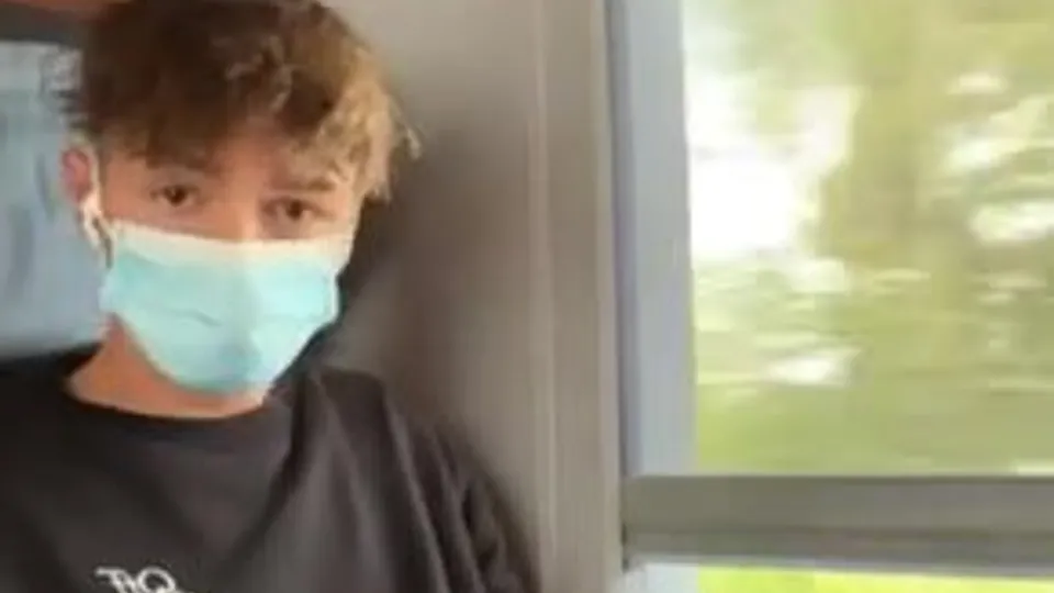 Passenger wank on train - ThisVid.com