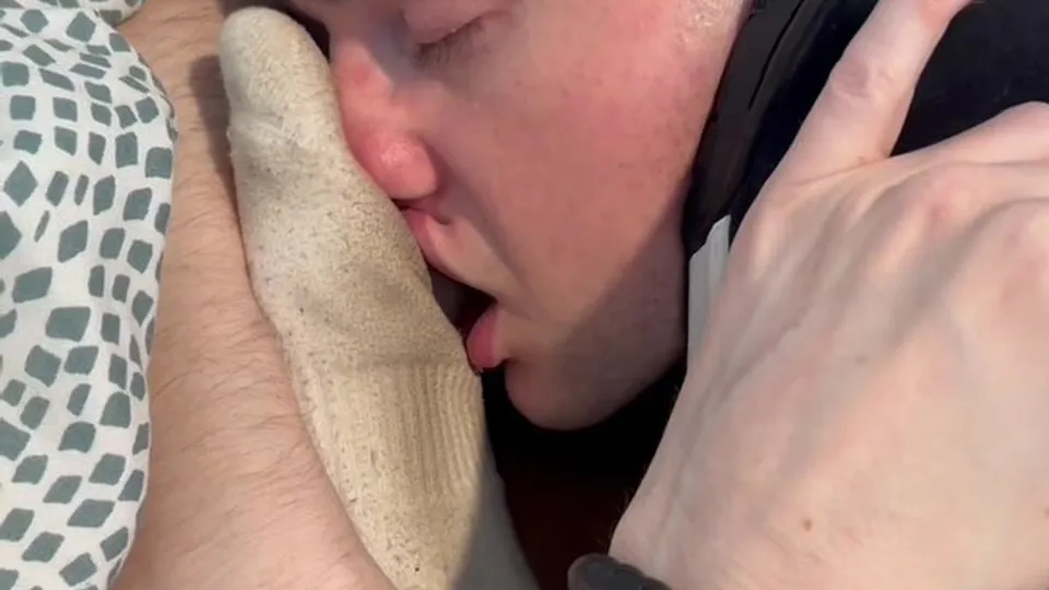 Pathetic gooner inhales my socks - ThisVid.com