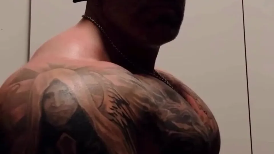 Pecs flex - video 3 - ThisVid.com