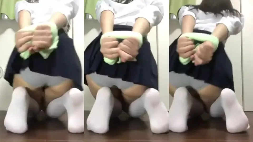 Peeing sister 4 
