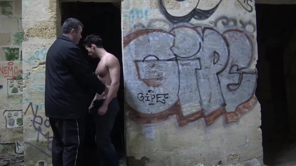 Perv photographer sucks a "str8" French guy's dick - ThisVid.com