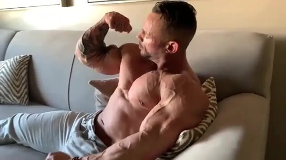 Peter the bodybuilder jerks off at the hotel - ThisVid.com
