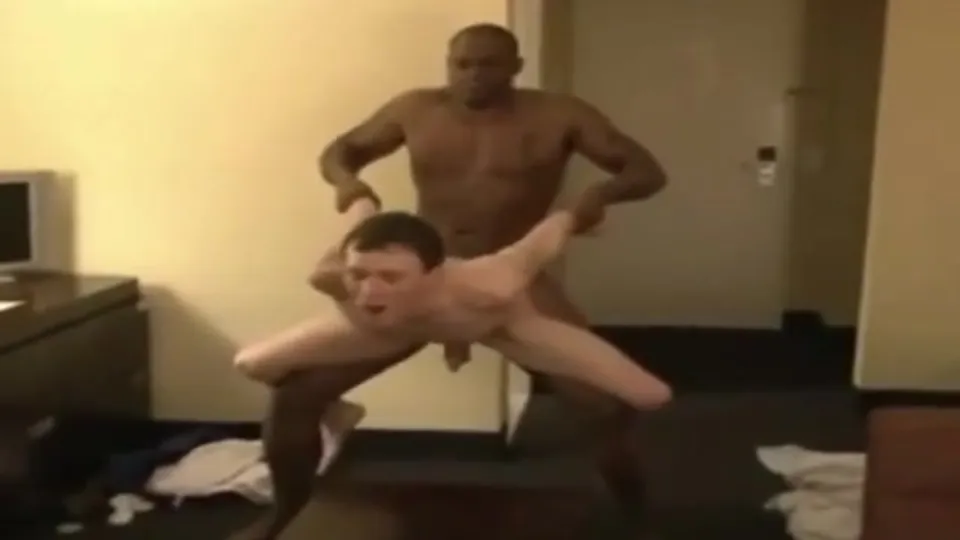 Pig gets brutal BBC in front of friends - ThisVid.com