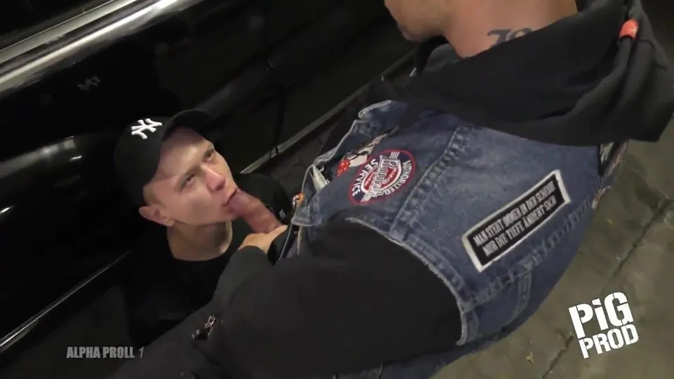 Pigs TBM jouent avec leurs pieds dans un parking sous terrain