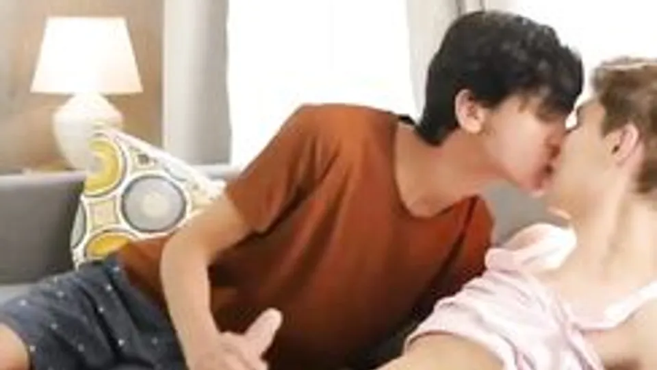 شباب ناعمي ي Masturbate معًا