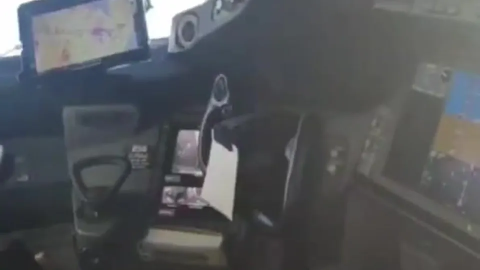 Pilot jerks off! Short - ThisVid.com