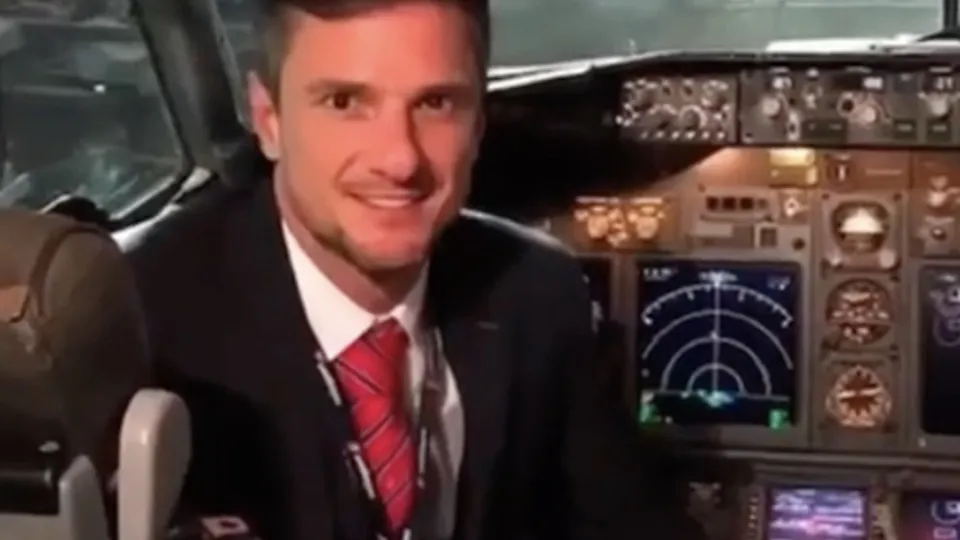 Pilot shows off his cock in the cockpit - ThisVid.com