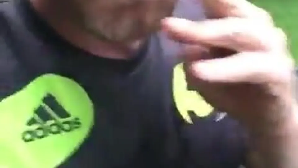 Piss in public - video 11 - ThisVid.com