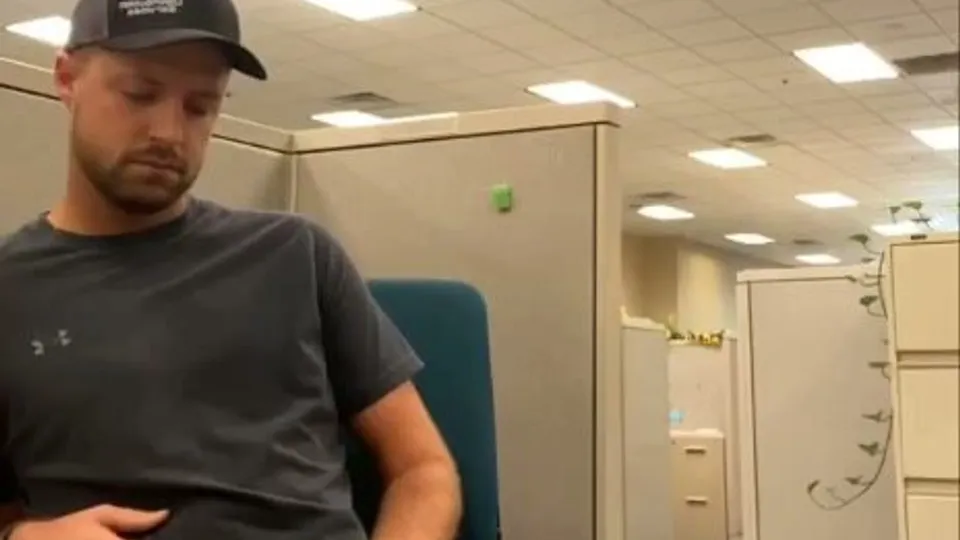 Pissing at his work desk - ThisVid.com