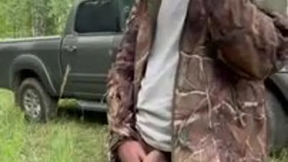 Pissing Hunter - ThisVid.com