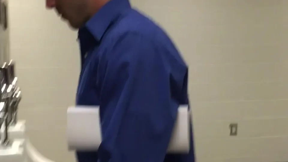 Pissing in public bathrooms - ThisVid.com