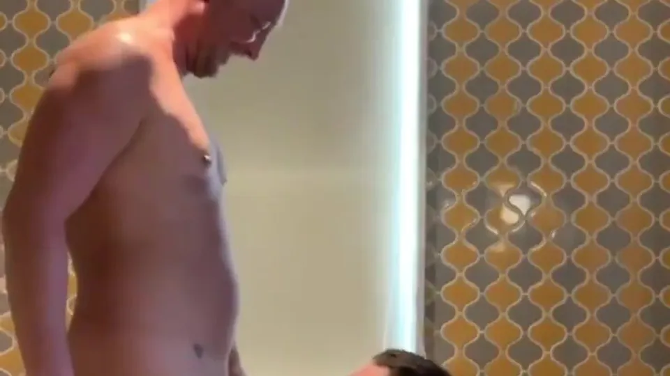 PISSING ON FRIEND IN THE BATH - ThisVid.com