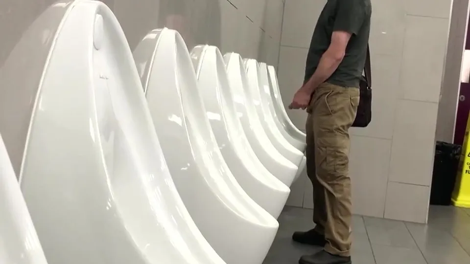 Pissing or Cruising? - ThisVid.com