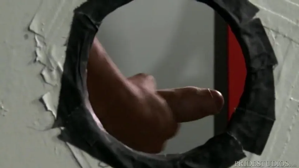 Plan suce glory hole dans les toilettes publiques