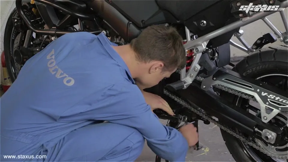 Plan à trois dans un garage : double pénétration et petit train