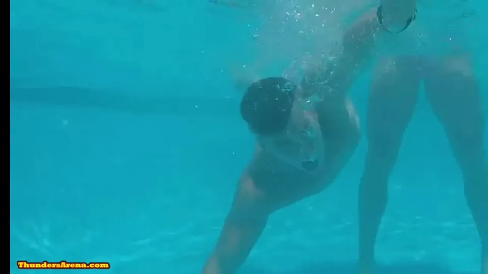 Playing in the pool - ThisVid.com
