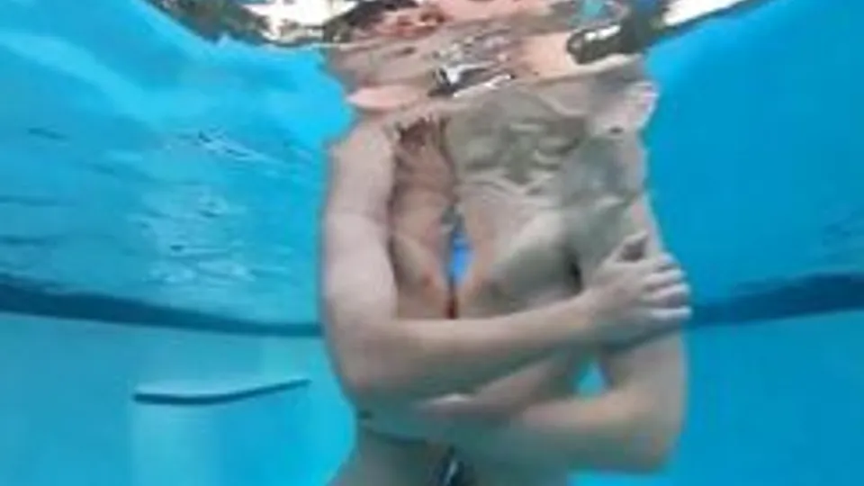 Masturbación en la Piscina Twink