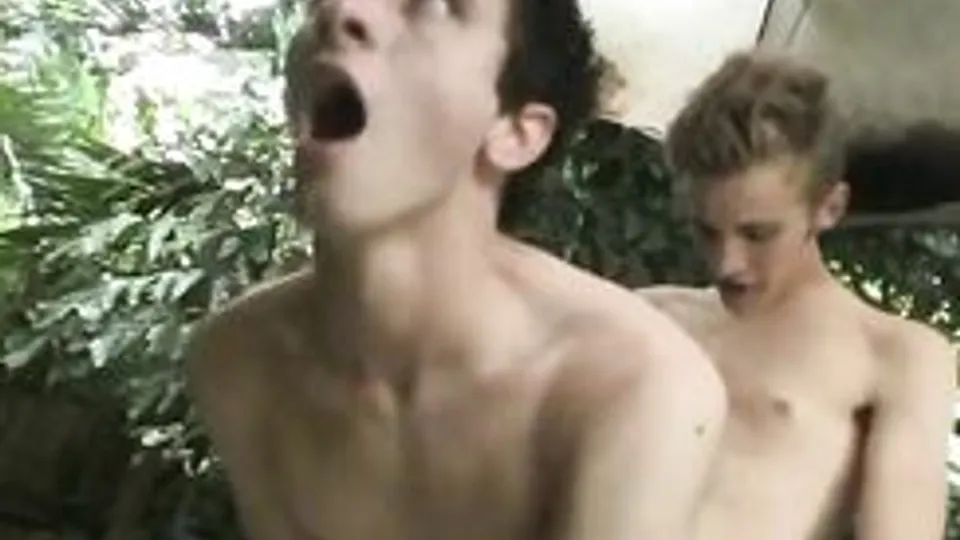 Orgia in piscina tra twink