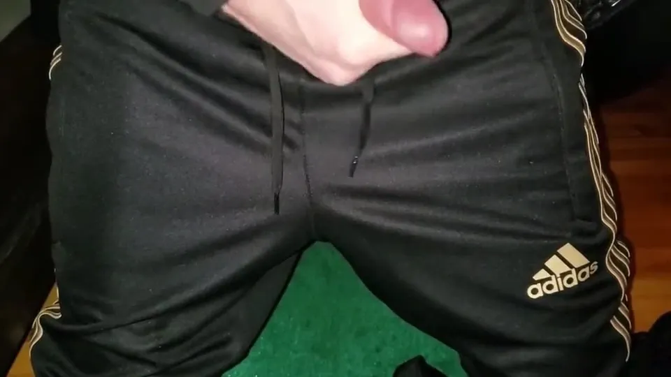 射精在阿迪达斯跑步裤上
