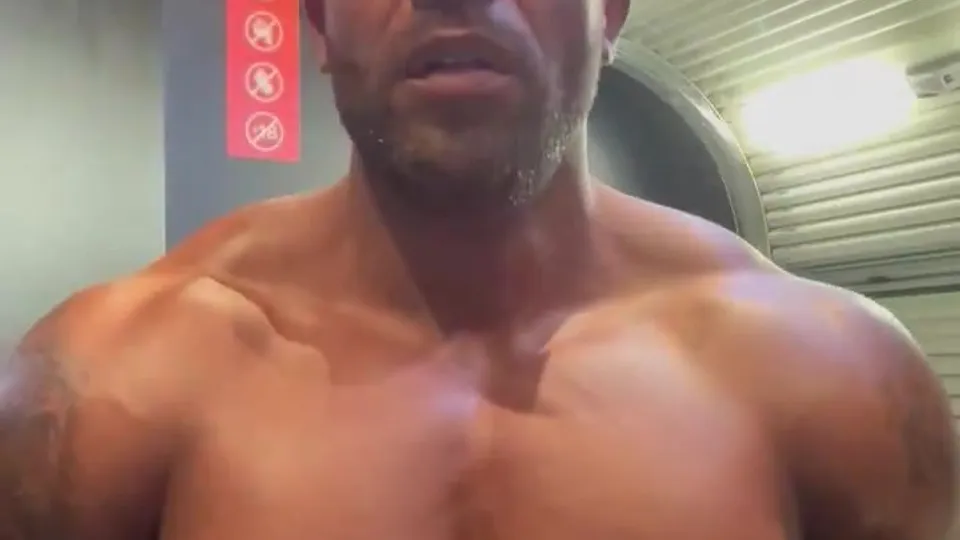 Posing Muscle black men shower - ThisVid.com
