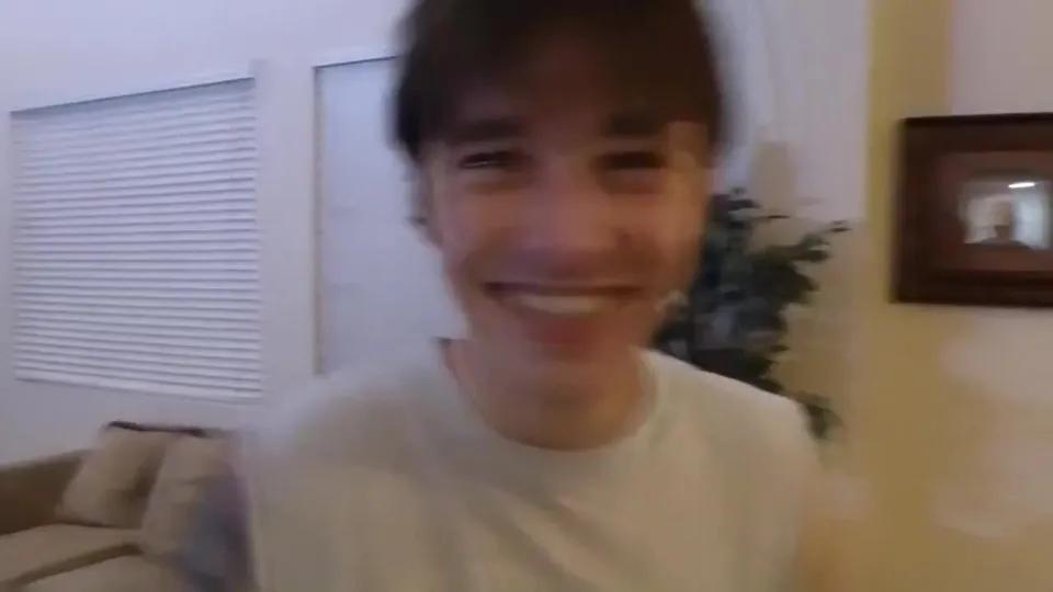 رَجُل مُبْتَدِئ يَكْبُح بِبَرْدِيّ