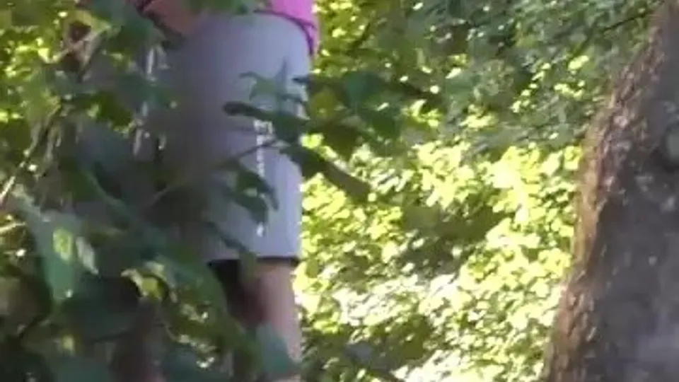 Pretty boy pissing in the bushes - ThisVid.com