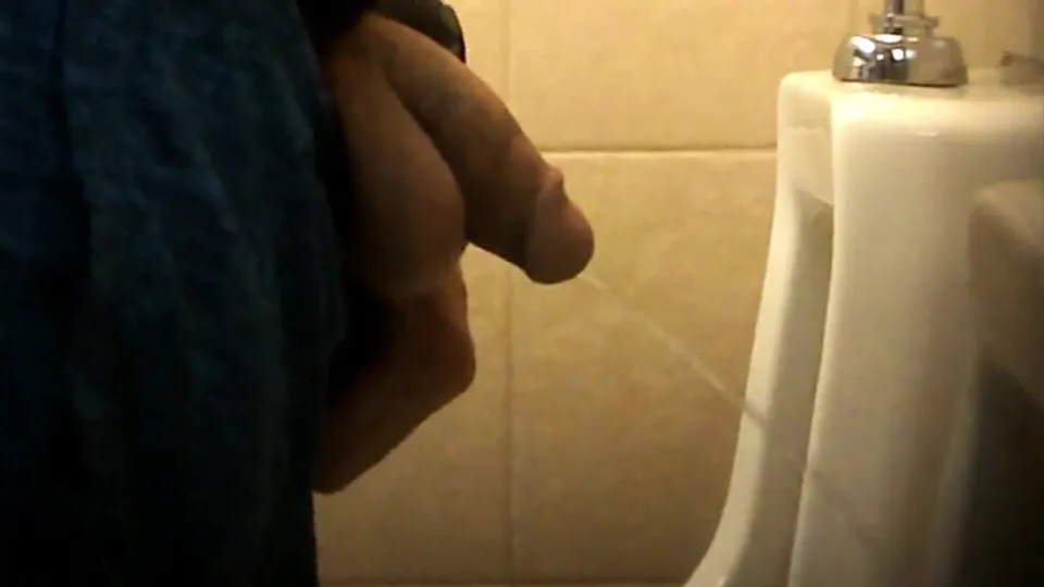Pretty dick pissing - ThisVid.com