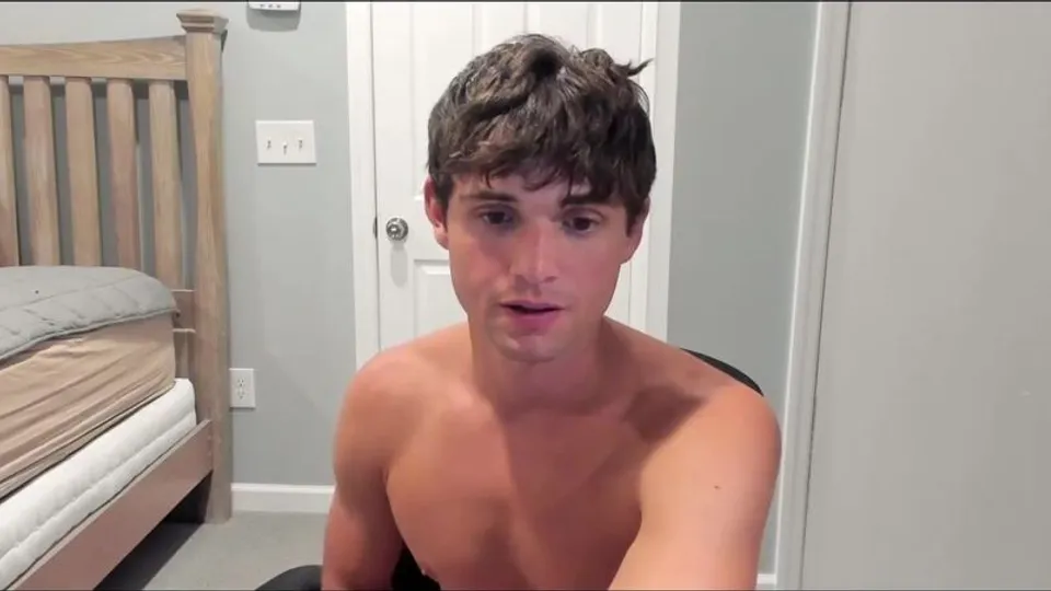 Pretty muscular webcam twink