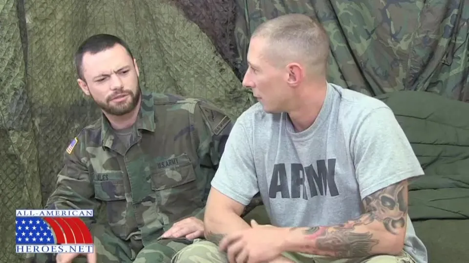 Militaire vrienden Tyler en Miles delen een intieme ontmoeting