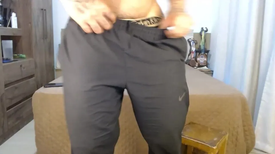 Pro bodybuilder getting dressed - ThisVid.com