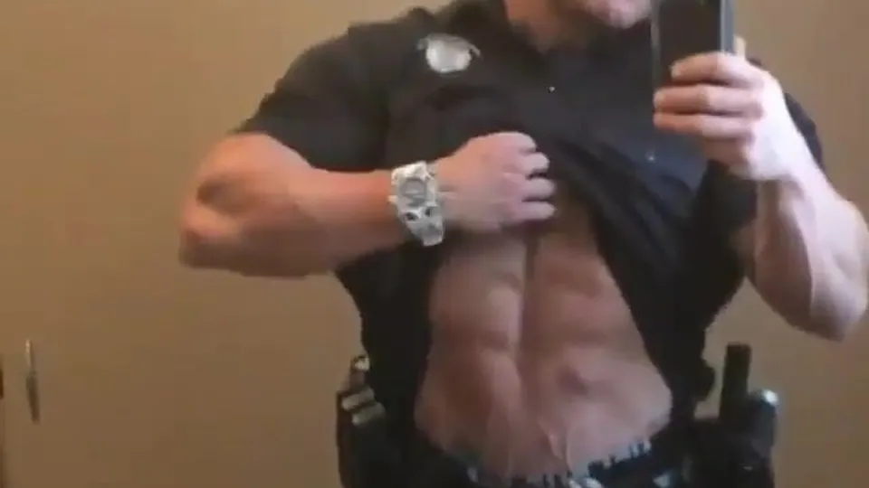 Pro Bodybuilder show off abs - ThisVid.com