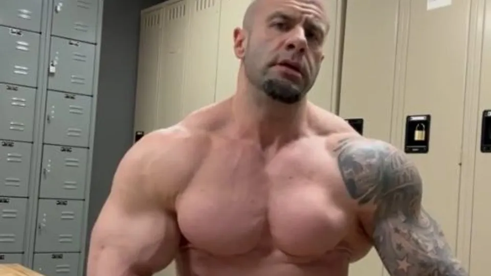 Pro Bodybuilder Strokes in Gym - ThisVid.com