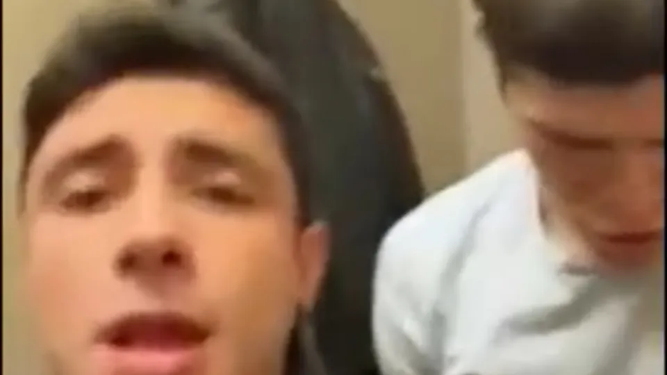 Public bathroom fun - video 5 - ThisVid.com em inglês