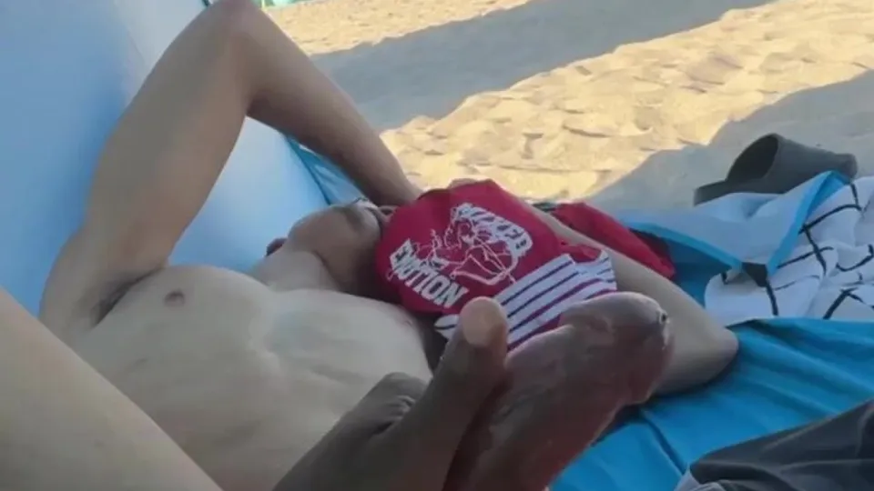 Public beach handjob action - Gay Porn