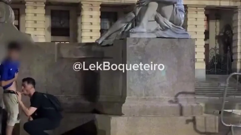 Public sex in the main square - ThisVid.com