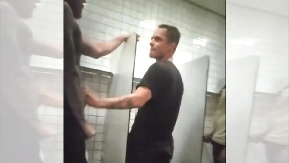 Public Toilet Cruising - video 4 - ThisVid.com